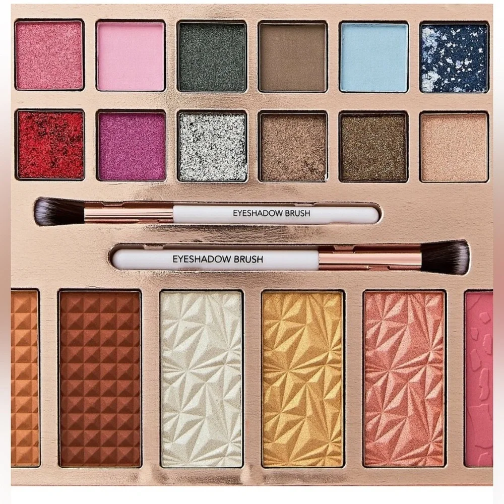 Paris Hilton Bombshell Beauty Eyeshadow Palette - Vibrant Shades Sealed Box!